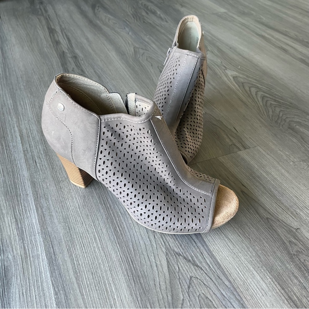 Giani Bernini Gray Perforated Ankle Booties Chunky Heel Women’s 7.5 - Picture 3 of 14